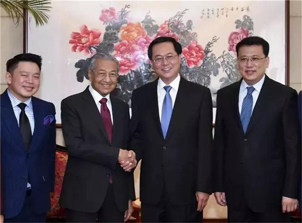 省委书记车俊会见马来西亚总理马哈蒂尔一行，其背景画作者为国画家金晓海作品